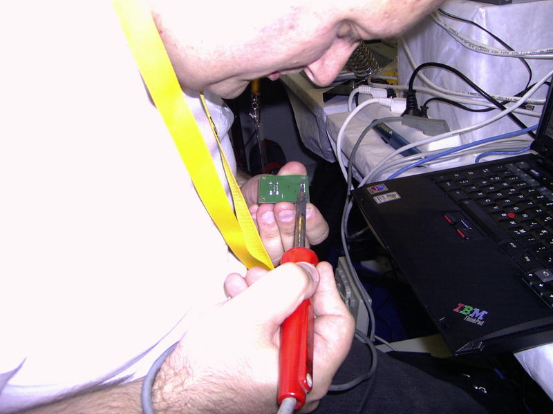 USB-Platine - Peter entfernt die Pfostenleiste
