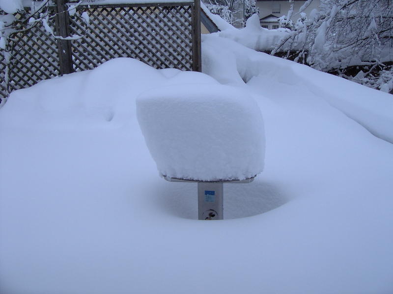 underneath this cute hat of snow we hope to retrieve our barbecue grill in spring. We estimate some 2 feet of snow fell during 4